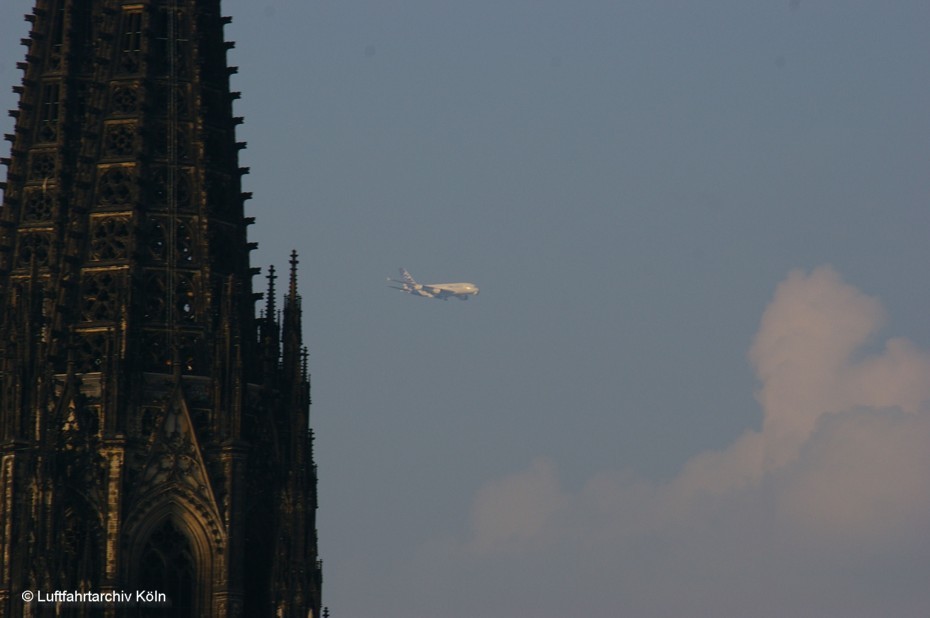 A 380 im Anflug auf den Flughafen Kln Bon CGN