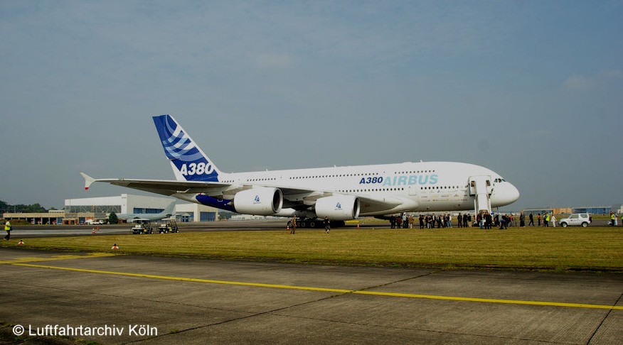 Der Airbus A 380 startet zum ersten Mal vom Flughafen "Konrad Adenauer" Köln-Wahn.