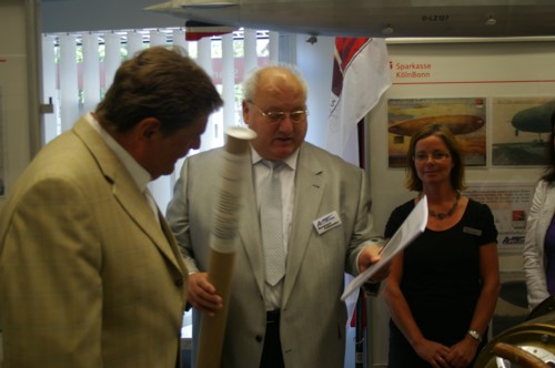 Sonderausstellung Sparkasse K�lnBonn - 100 Jahre Graf Zeppelin in C�ln Oberb�rgermeister Schramma und Bernhard Fa�bender