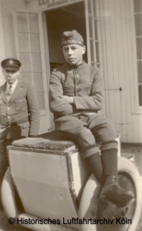 Luftboy Hans Kndgen auf dem Flughafen Kln Butzweilerhof