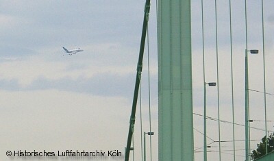 Der Airbus A 380 im Anflug auf Kln-Wahn berfliegt Kln-Riehl