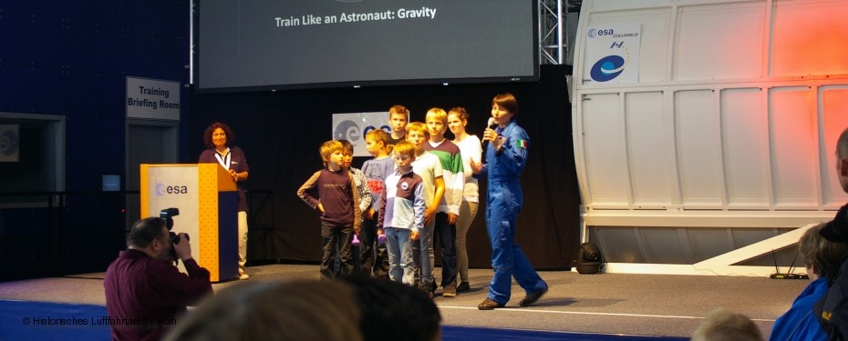 Astronautin Samantha Cristoforetti animiert Kinder am Tag der Luft- und Raumfahrt 2011