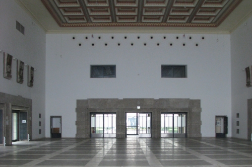 Die Wappenhalle des ehemaligen Flughafens Mnchen-Riem