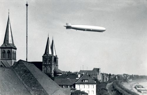 LZ 127 "Graf Zeppelin" über Köln auf dem Weg zur Einweihung der Mülheimer Brücke