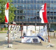 Infostand des Historischen Luftfahrtarchiv Kln mit Fahnen